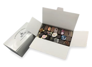 Ballotin de chocolats  (Chocolats Noir et Lait, Avec alcool, Avec praliné, Avec ganache, Avec pâte d'amandes, Avec gluten) - Photo 1